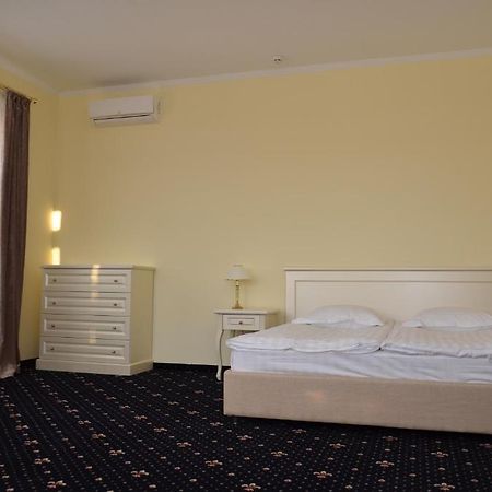 Chateau Royal Hotel Berezovka  Bilik gambar