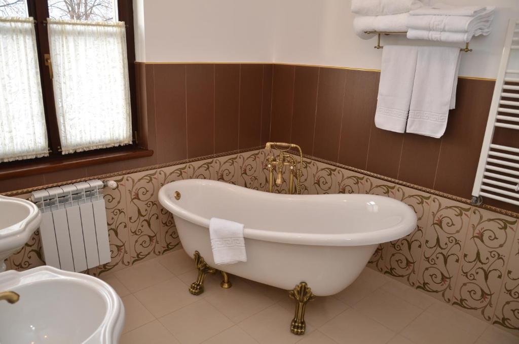 Chateau Royal Hotel Berezovka  Bilik gambar