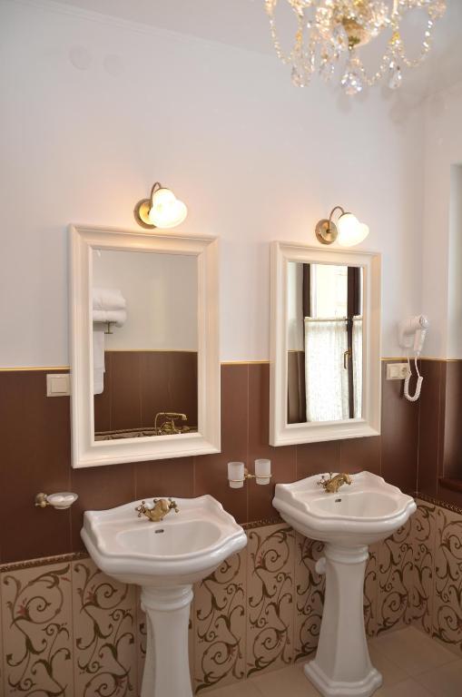 Chateau Royal Hotel Berezovka  Bilik gambar