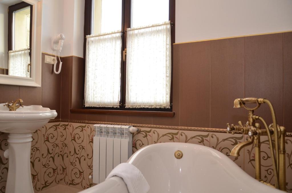 Chateau Royal Hotel Berezovka  Bilik gambar