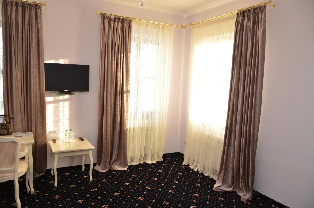 Chateau Royal Hotel Berezovka  Bilik gambar