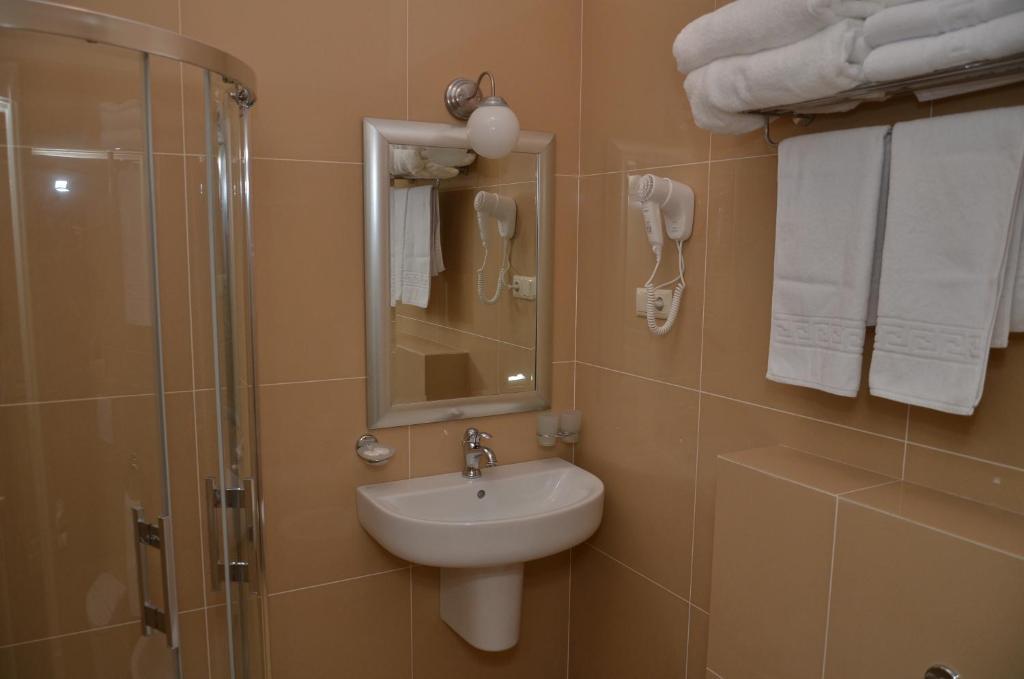 Chateau Royal Hotel Berezovka  Bilik gambar
