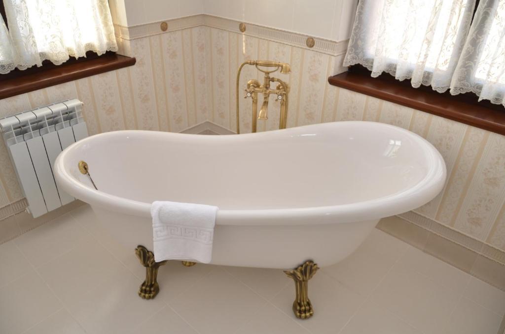 Chateau Royal Hotel Berezovka  Bilik gambar