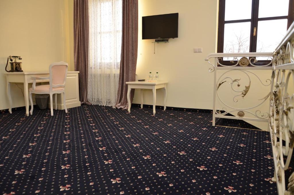 Chateau Royal Hotel Berezovka  Bilik gambar