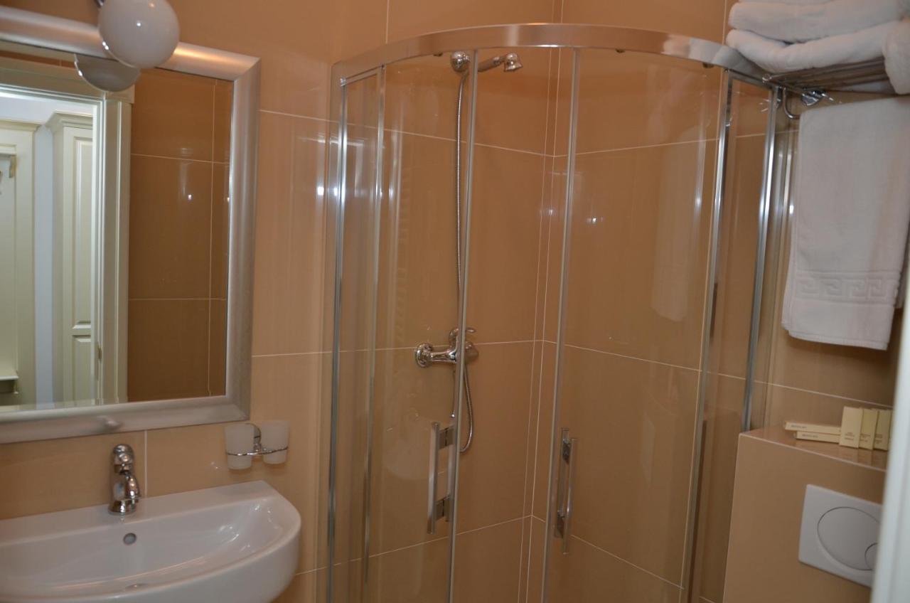 Chateau Royal Hotel Berezovka  Bilik gambar
